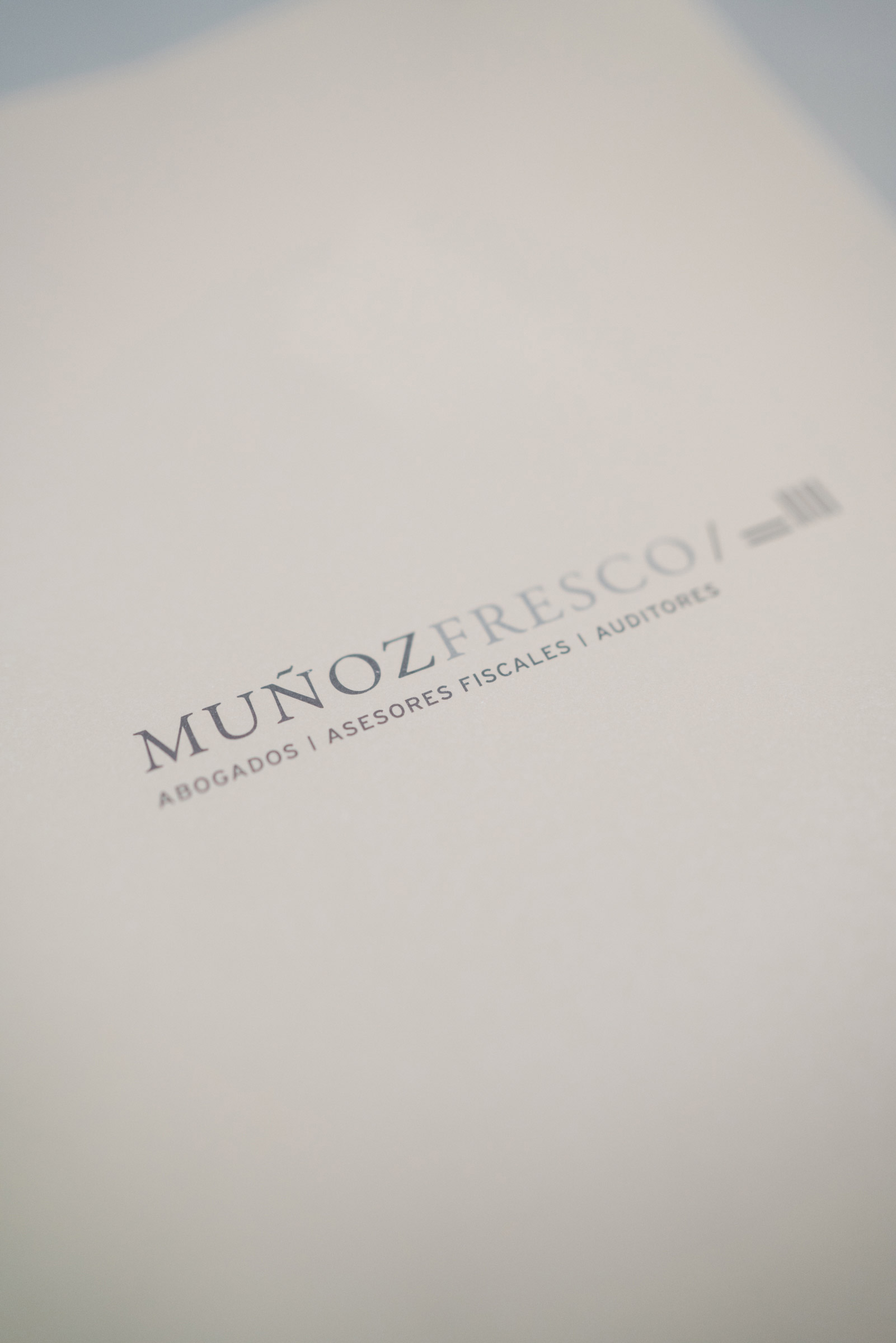 Impreso con la identidad corporativa de Muñoz-Fresco Asesores Jurídicos & Fiscales